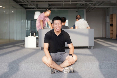 有一個(gè)人做了一枚燈泡，然后他成了智能照明網(wǎng)絡(luò)核心