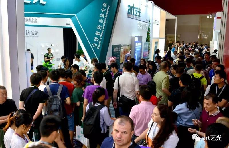 如此火爆的現(xiàn)場(chǎng)你見(jiàn)過(guò)嗎？藝光cosplay?；▌?chuàng)意秀燃爆照明展